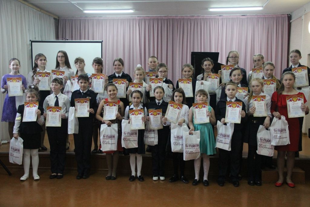 Юные пианисты – участники конкурса, с дипломами и подарками