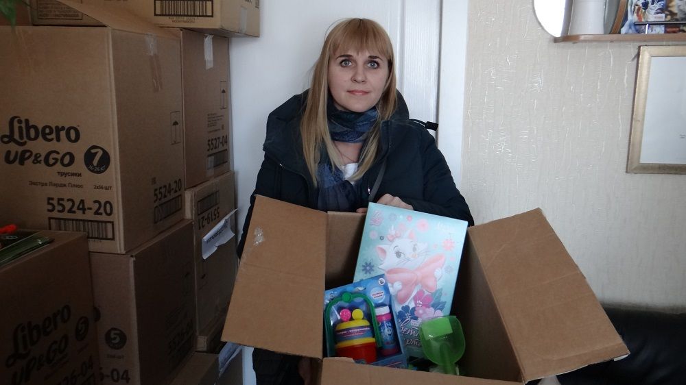 Юлия Апанасенко, социальный педагог отделения временного пребывания для женщин с детьми, находящихся в трудной жизненной ситуации с подарками