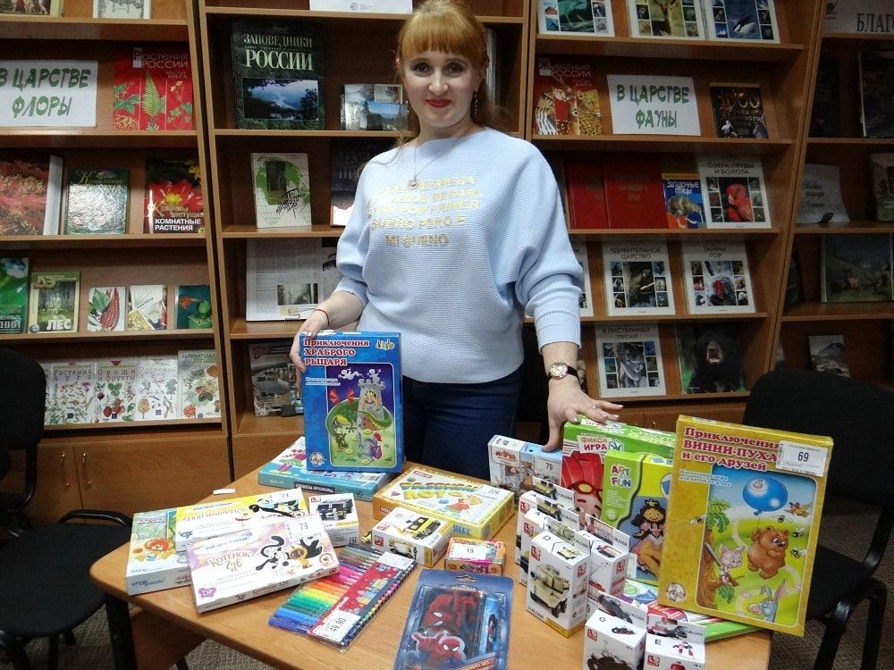 Заведующая библиотекой Юлия Кононова с подарками