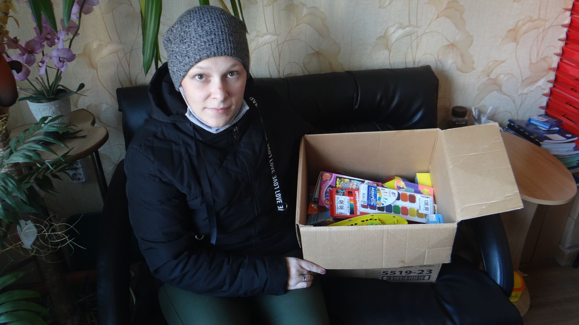 Екатерина Демченко забирает подарки для семьи Богавеевых