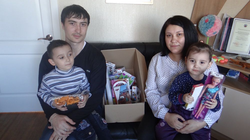 Наталья и Сергей Пустоваловы с сыном Егором и дочерью Алисой