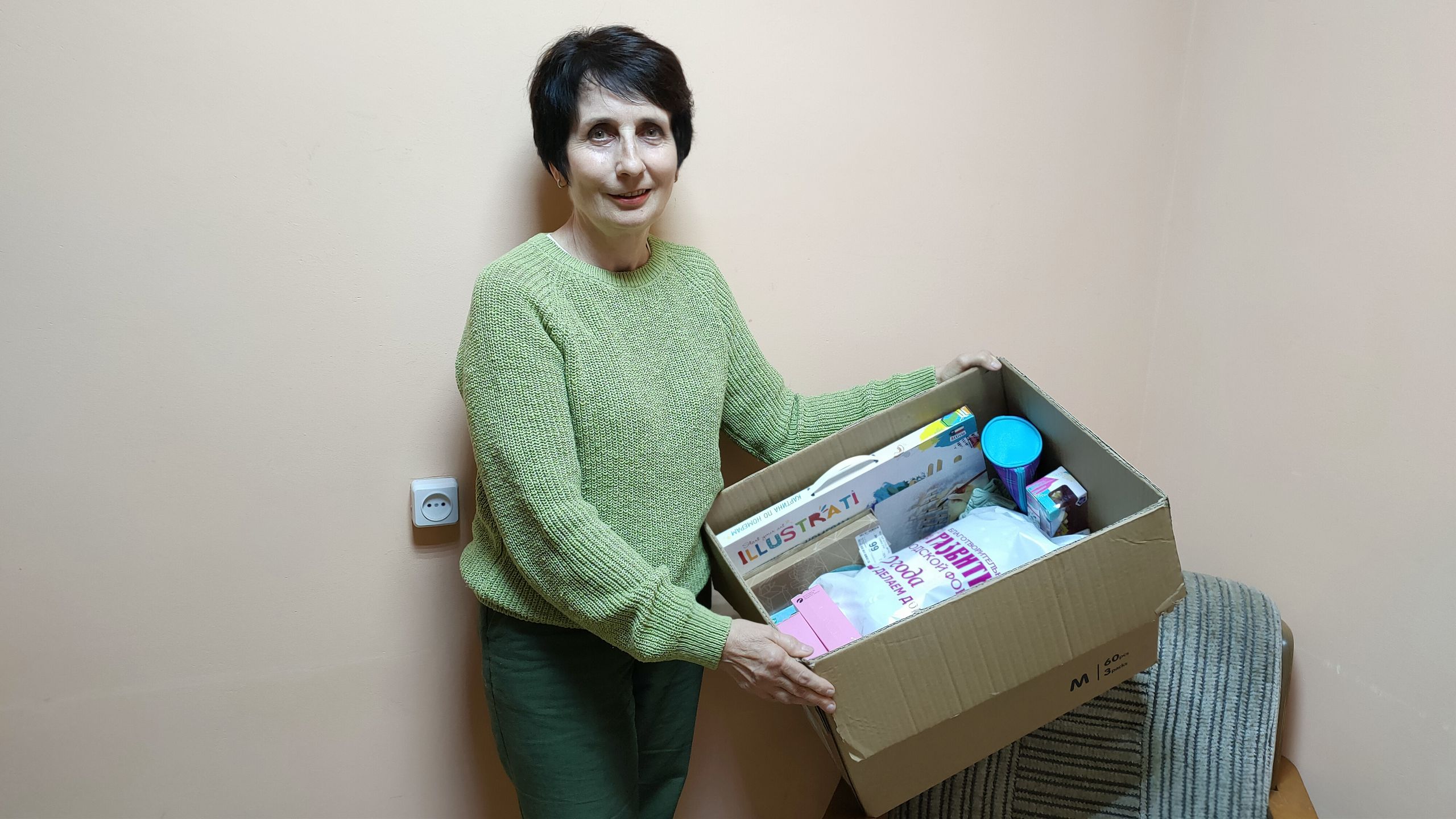 Елена Кайгородова, директор МБУК «Библиотечная информационная система», забирает детские товары для передачи семье своей сотрудницы