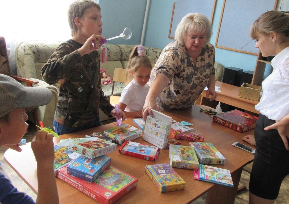 Дети в Комплексном центре с заведующей отделением временного пребывания для женщин с детьми, находящихся в трудной жизненной ситуации, Ириной Стрижкиной.