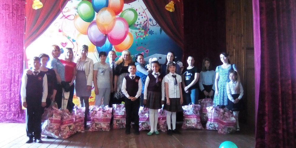 Первоклассники из 14 семей с родителями и директором школы